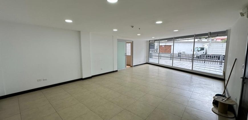 Rento Local/oficina, Sin Amoblar, Parqueaderos. Sector La Carolina