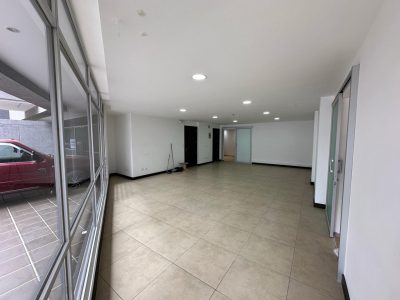 Rento Local/oficina, Sin Amoblar, Parqueaderos. Sector La Carolina