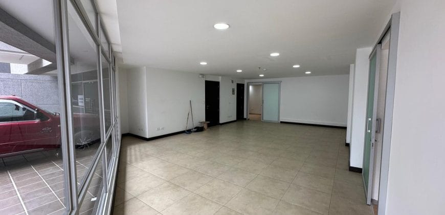 Rento Local/oficina, Sin Amoblar, Parqueaderos. Sector La Carolina