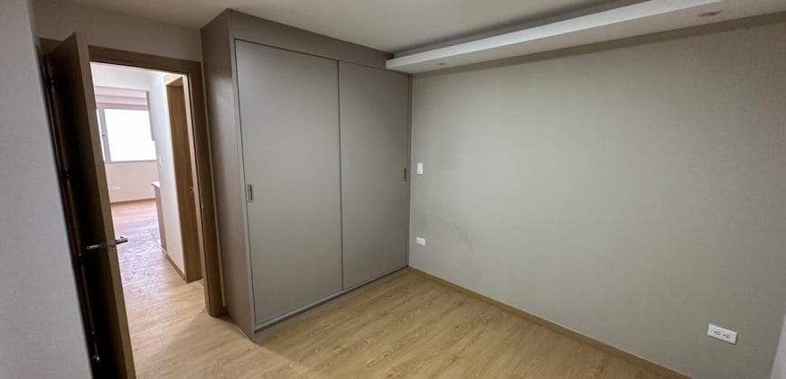 Rento Local/oficina, Sin Amoblar, Parqueaderos. Sector La Carolina