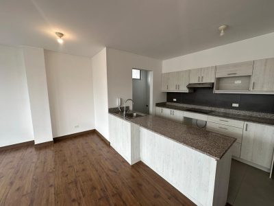 Rento, Departamento, Tres Dormitorios, Sin Amoblar, Balcón. Sector la Carolina