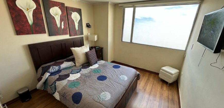 Vendo Departamento, Amoblado, Dos Dormitorios, Parqueadero. Sector Quicentro