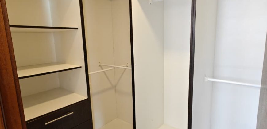 Vendo Departamento, Cuatro Dormitorios, Family room. Sector González Suárez