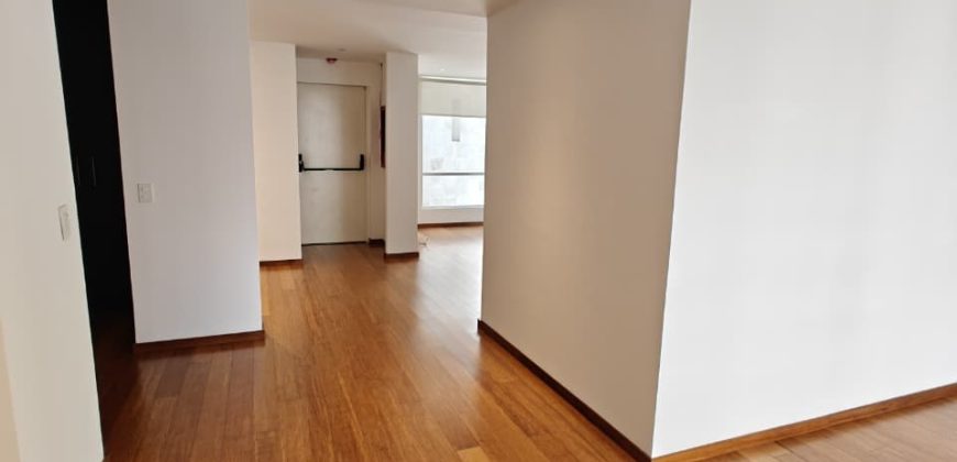 Vendo Departamento, Cuatro Dormitorios, Family room. Sector González Suárez