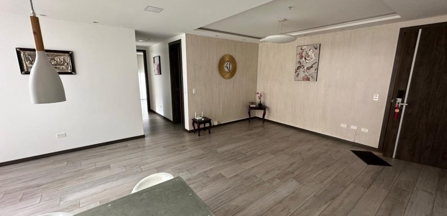 Rento Departamento, Dos Dormitorios, Sin Amoblar, Parqueadero. Sector La Carolina