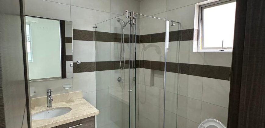 Rento Departamento, Tres Dormitorios, 4 baños, Terraza. Sector El Batán