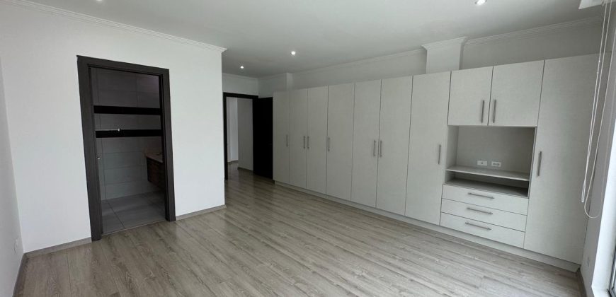 Rento Departamento, Tres Dormitorios, 4 baños, Terraza. Sector El Batán