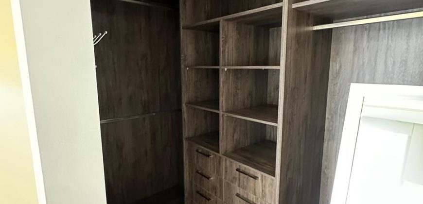 Rento Departamento, Dos Dormitorios, Sin Amoblar, Parqueadero. Sector La Carolina