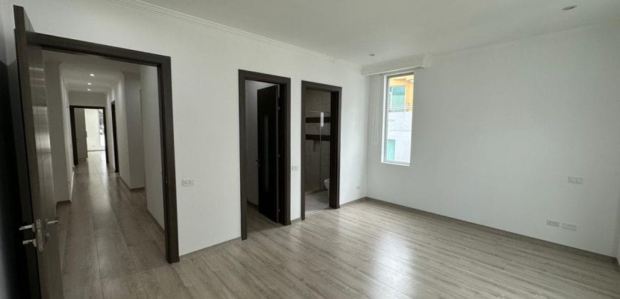 Rento Departamento, Tres Dormitorios, 4 baños, Terraza. Sector El Batán