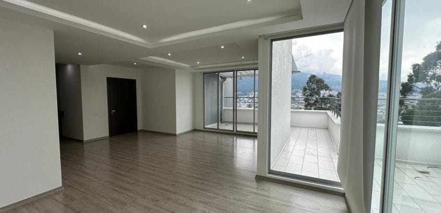 Rento Departamento, Tres Dormitorios, 4 baños, Terraza. Sector El Batán