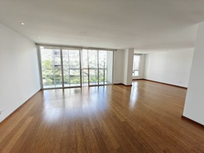 Vendo Departamento, Cuatro Dormitorios, Family room. Sector González Suárez