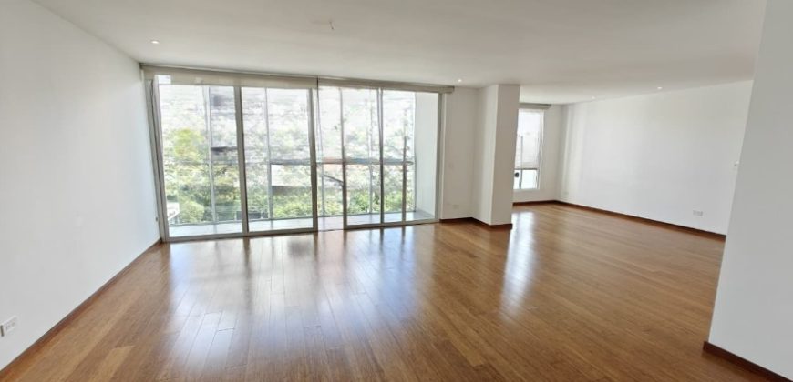 Vendo Departamento, Cuatro Dormitorios, Family room. Sector González Suárez