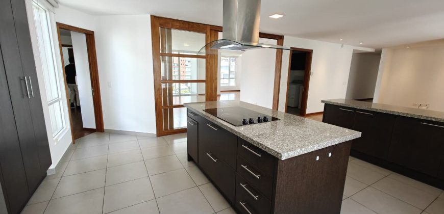 Vendo Departamento, Cuatro Dormitorios, Family room. Sector González Suárez