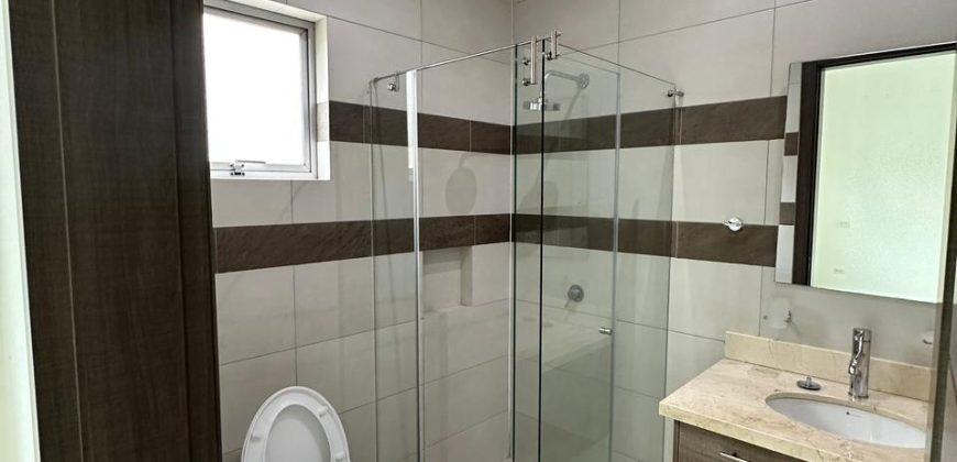 Rento Departamento, Tres Dormitorios, 4 baños, Terraza. Sector El Batán