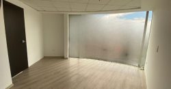 Rento Oficina, Sin Amoblar, Piso Alto. Sector La Carolina