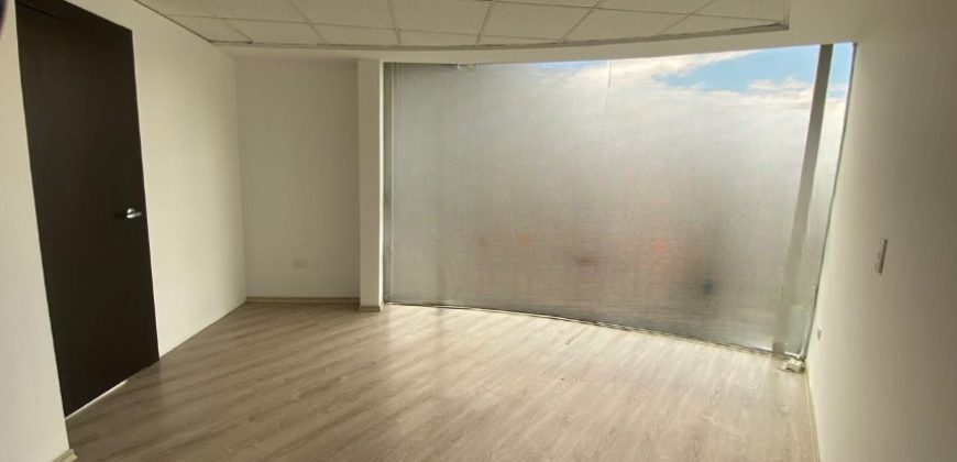 Rento Oficina, Sin Amoblar, Piso Alto. Sector La Carolina