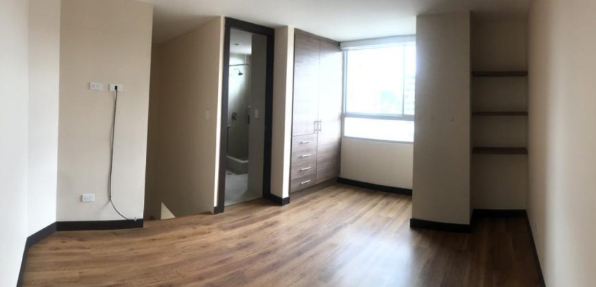 Vendo Suite (Loft), Un Dormitorio, Parqueadero, Bodega. Sector Rumipamba