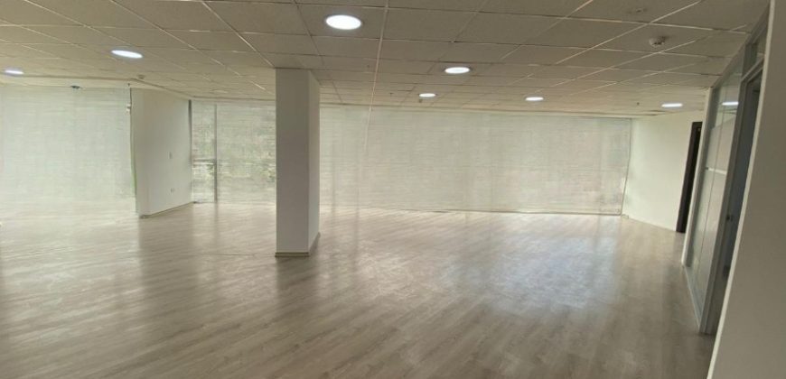 Rento Oficina, Sin Amoblar, Piso Alto. Sector La Carolina