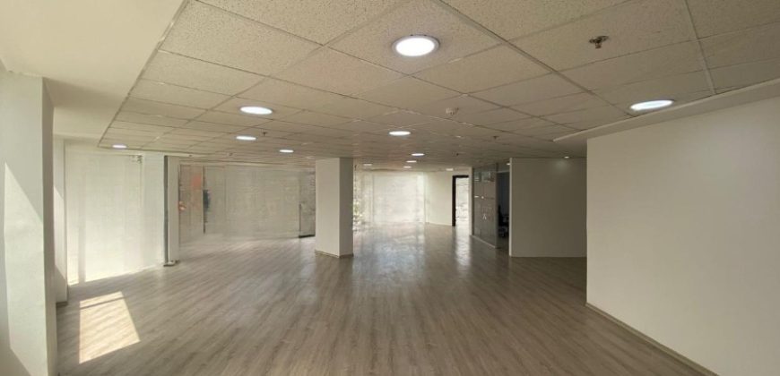 Rento Oficina, Sin Amoblar, Piso Alto. Sector La Carolina