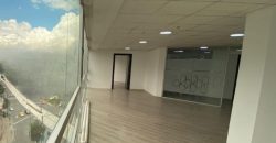 Rento Oficina, Sin Amoblar, Piso Alto. Sector La Carolina