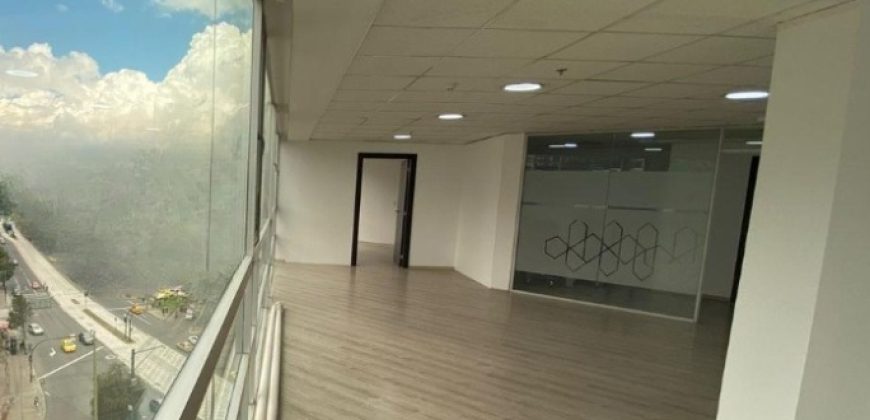 Rento Oficina, Sin Amoblar, Piso Alto. Sector La Carolina