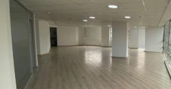 Rento Oficina, Sin Amoblar, Piso Alto. Sector La Carolina