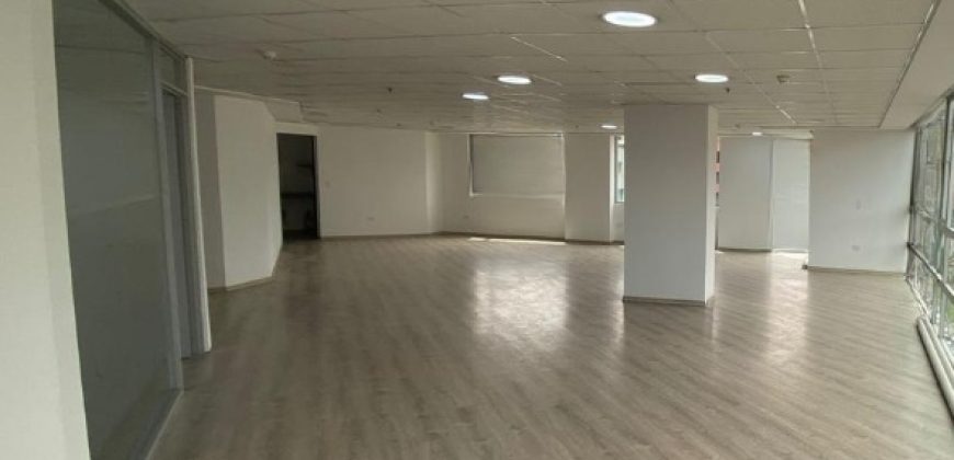 Rento Oficina, Sin Amoblar, Piso Alto. Sector La Carolina