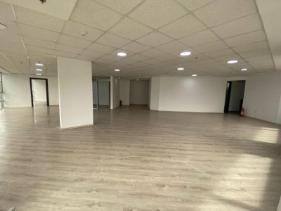 Rento Oficina, Sin Amoblar, Piso Alto. Sector La Carolina