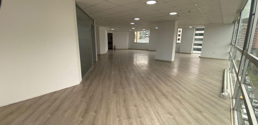 Rento Oficina, Sin Amoblar, Piso Alto. Sector La Carolina