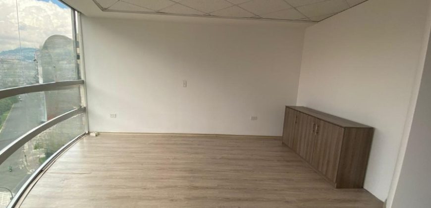 Rento Oficina, Sin Amoblar, Piso Alto. Sector La Carolina