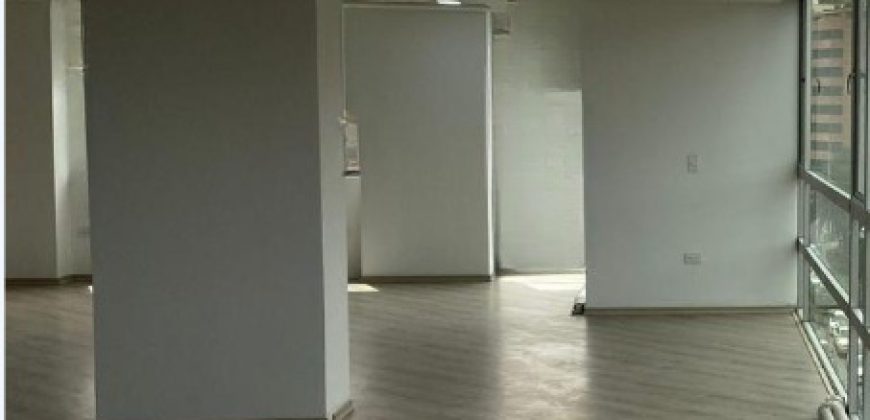 Rento Oficina, Sin Amoblar, Piso Alto. Sector La Carolina