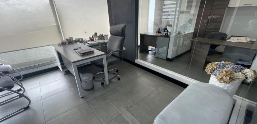 Vendo Moderna, Oficina, Sin Amoblar, Balcón, Piso Alto, Parqueaderos. Sector La Carolina