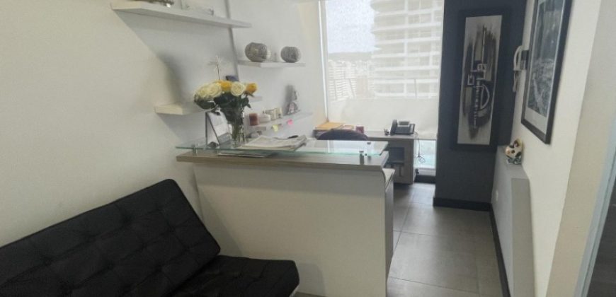 Vendo Moderna, Oficina, Sin Amoblar, Balcón, Piso Alto, Parqueaderos. Sector La Carolina
