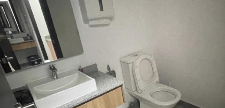 Vendo Moderna, Oficina, Sin Amoblar, Balcón, Piso Alto, Parqueaderos. Sector La Carolina