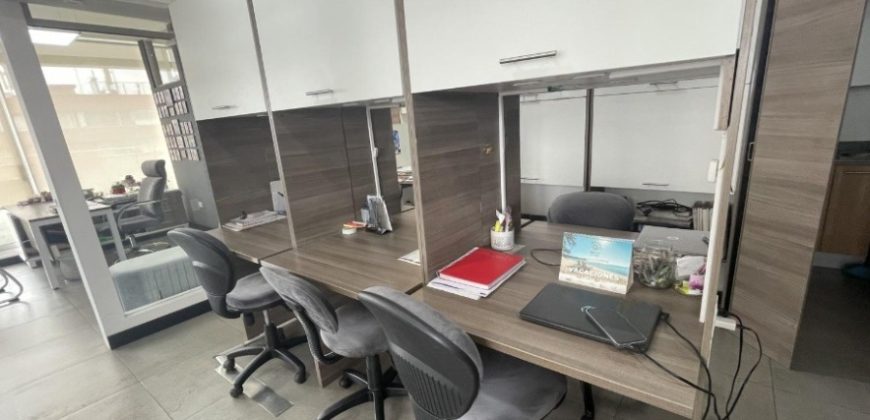 Vendo Moderna, Oficina, Sin Amoblar, Balcón, Piso Alto, Parqueaderos. Sector La Carolina