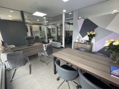 Vendo Moderna, Oficina, Sin Amoblar, Balcón, Piso Alto, Parqueaderos. Sector La Carolina