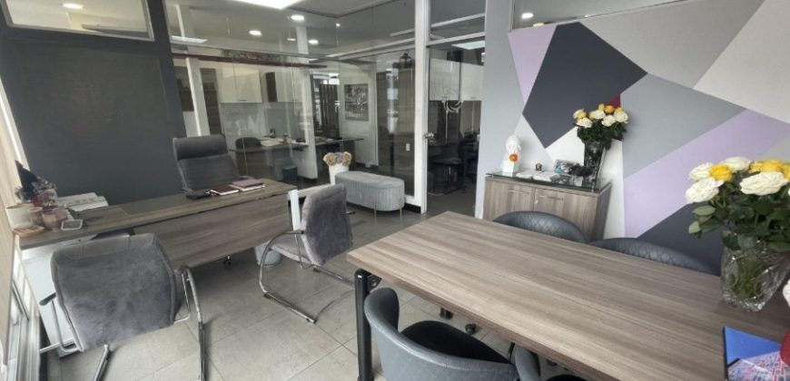 Vendo Moderna, Oficina, Sin Amoblar, Balcón, Piso Alto, Parqueaderos. Sector La Carolina