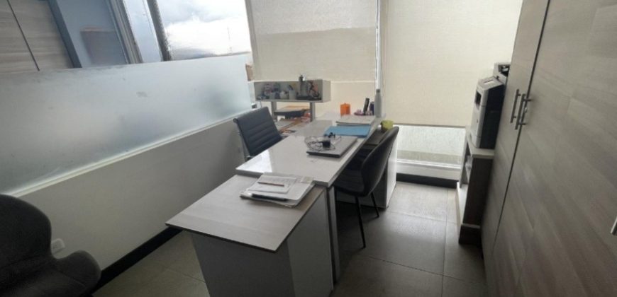 Vendo Moderna, Oficina, Sin Amoblar, Balcón, Piso Alto, Parqueaderos. Sector La Carolina