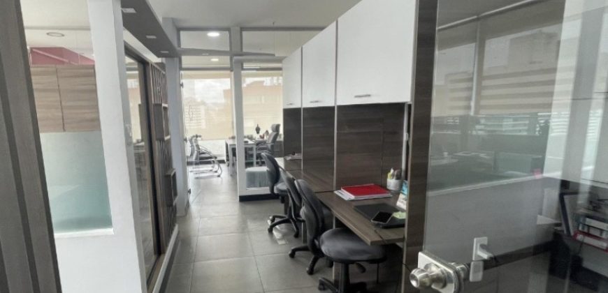 Vendo Moderna, Oficina, Sin Amoblar, Balcón, Piso Alto, Parqueaderos. Sector La Carolina