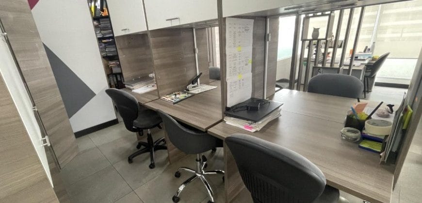 Vendo Moderna, Oficina, Sin Amoblar, Balcón, Piso Alto, Parqueaderos. Sector La Carolina