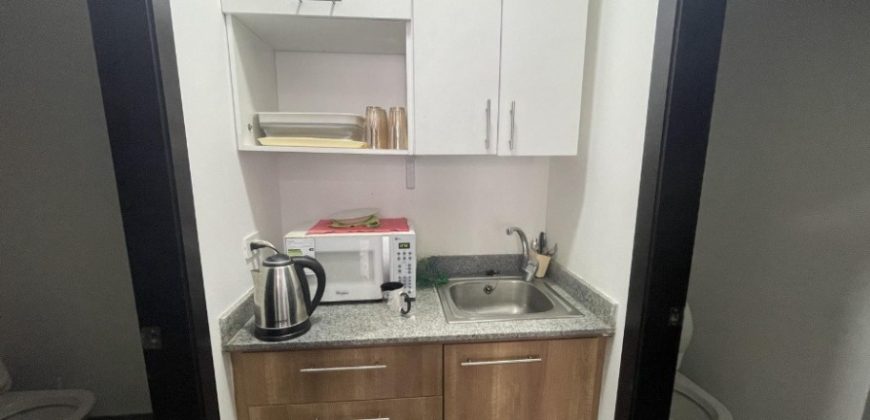 Vendo Moderna, Oficina, Sin Amoblar, Balcón, Piso Alto, Parqueaderos. Sector La Carolina