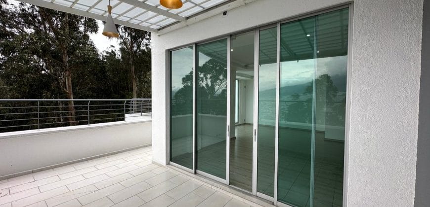 Rento Departamento, Tres Dormitorios, 4 baños, Terraza. Sector El Batán