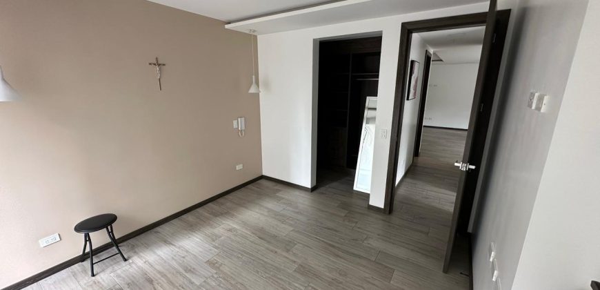 Rento Departamento, Dos Dormitorios, Sin Amoblar, Parqueadero. Sector La Carolina