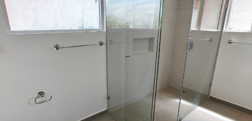 Vendo Departamento, Cuatro Dormitorios, Family room. Sector González Suárez