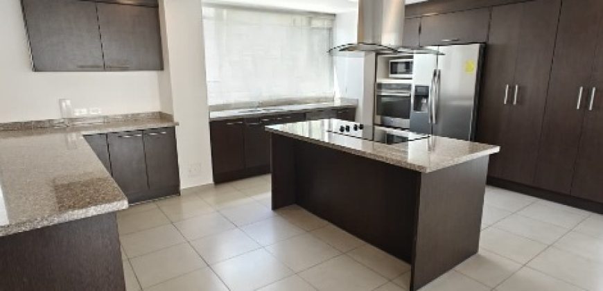 Vendo Departamento, Cuatro Dormitorios, Family room. Sector González Suárez