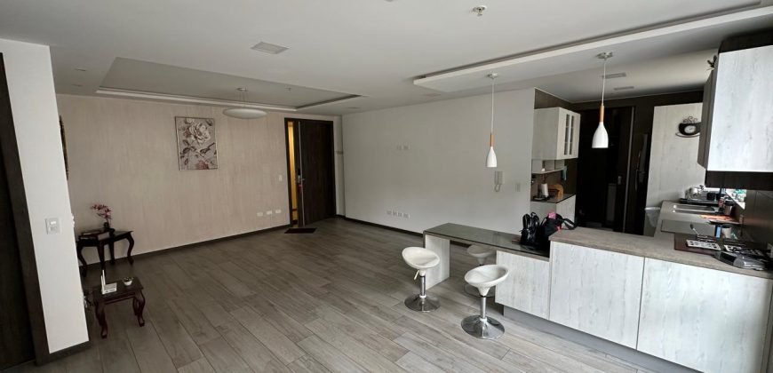 Rento Departamento, Dos Dormitorios, Sin Amoblar, Parqueadero. Sector La Carolina