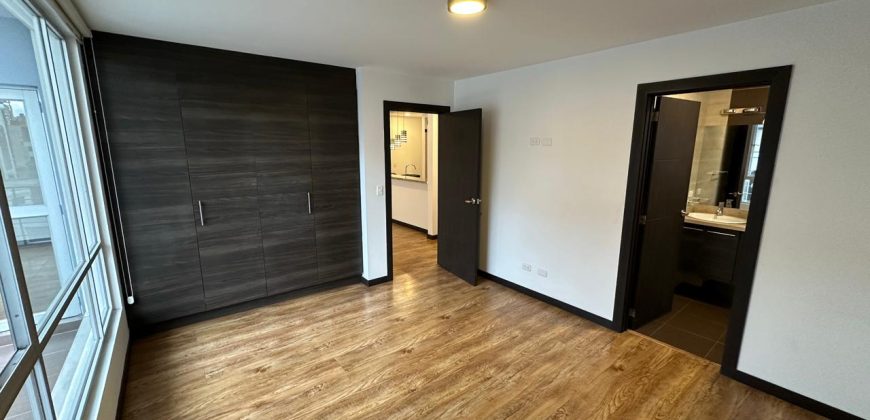 Vendo Departamento, Dos Drmitorios, Sin Amoblar, Parqueadero. Sector 12 de Octubre