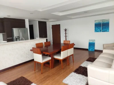 Rento Departamento, Amoblado, Tres Dormitorios, Parqueaderos. Sector la Carolina