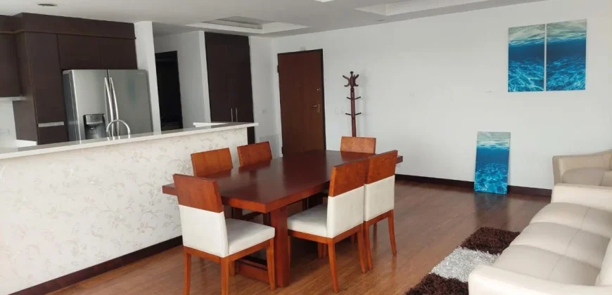 Rento Departamento, Amoblado, Tres Dormitorios, Parqueaderos. Sector la Carolina