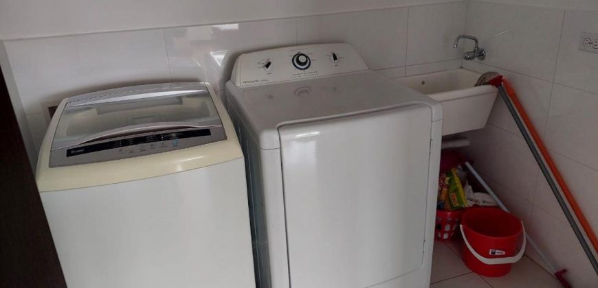 Rento Departamento, Amoblado, Tres Dormitorios, Parqueaderos. Sector la Carolina